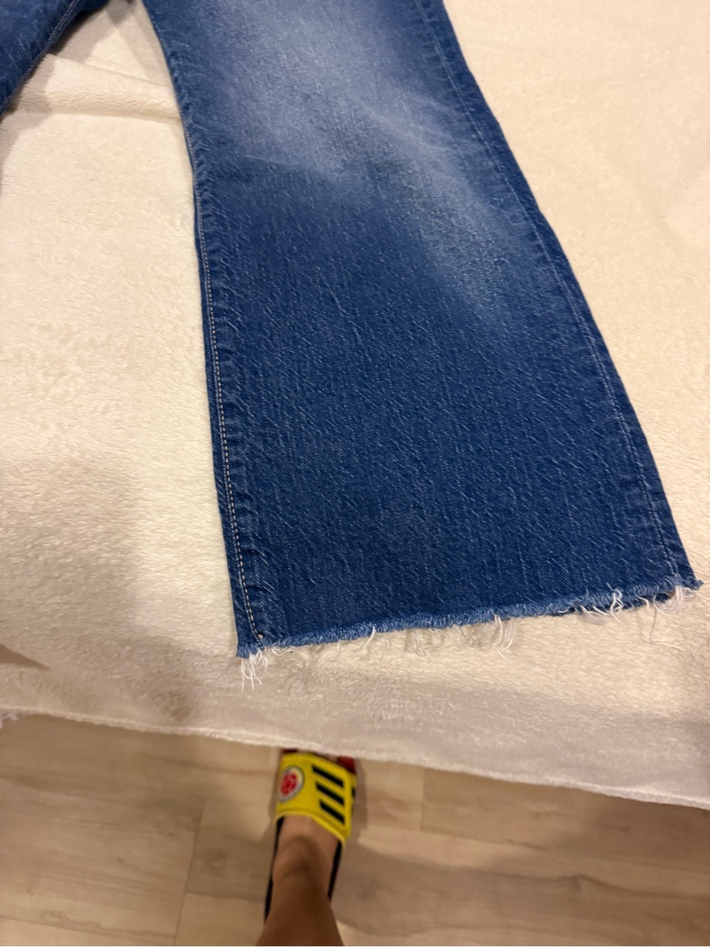 Woman’s Raw Hem Blue Denim Jeans